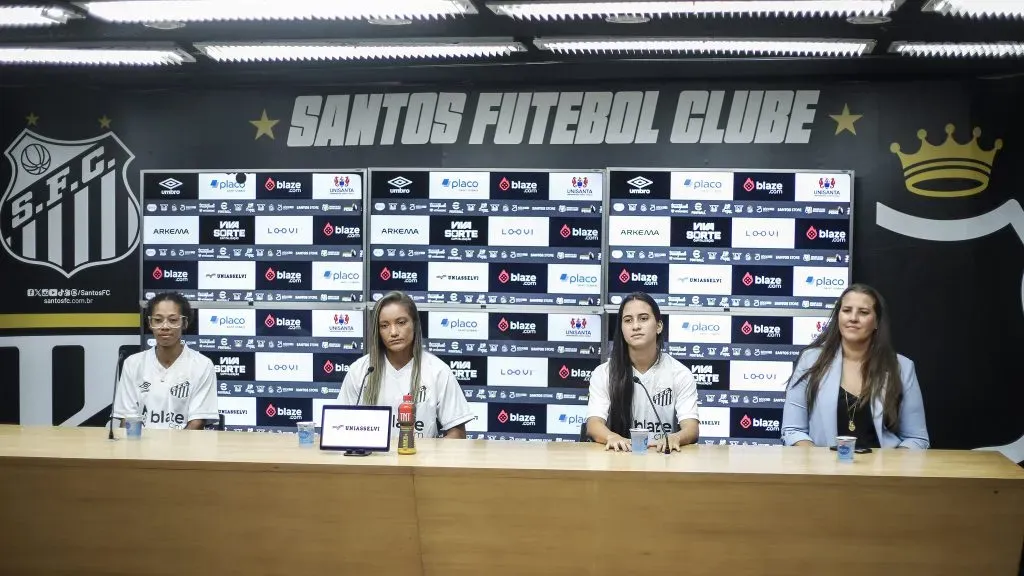 Coletiva de apresentação das atletas Evellyn Tauane, Giulia Giovanna e Larissa Pereira na Vila Belmiro