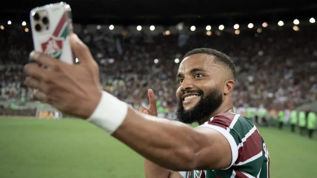 Samuel Xavier jogador do Fluminense comemoram vitória ao final da partida contra o Santos no estádio Maracanã pelo campeonato Brasileiro A 2025. Foto: Thiago Ribeiro/AGIF
