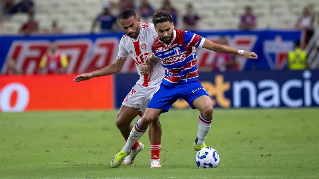 Calebe jogador do Fortaleza disputa lance com Thiago maia jogador do Internacional durante partida no estádio Arena Castelão pelo campeonato Brasileiro A 2025. Foto: Baggio Rodrigues/AGIF