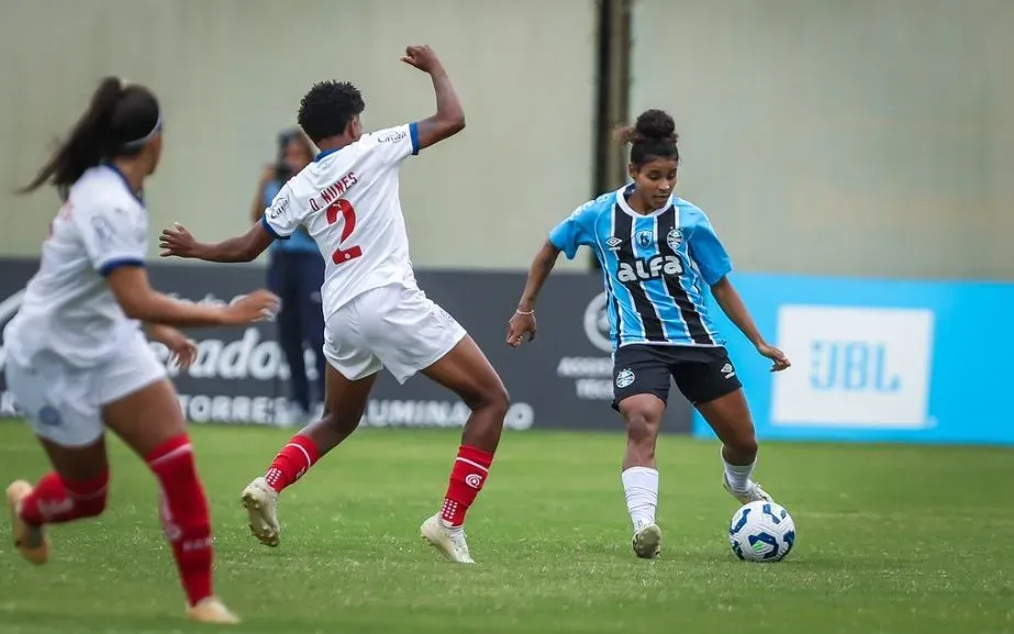 A lateral, foi essencial na vitória sobre o Bahia no último sábado por 1 a 0, que garantiu a nona posição das Gurias Gremistas no Brasileirão. Foto: Caroline Motta / Grêmio FBPA