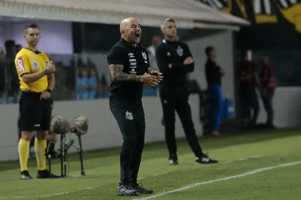Sampaoli, ex-tecnico do Santos durante partida contra o Atletico-MG no estadio Vila Belmiro pelo campeonato Brasileiro A 2019. Foto: Marcello Zambrana/AGIF