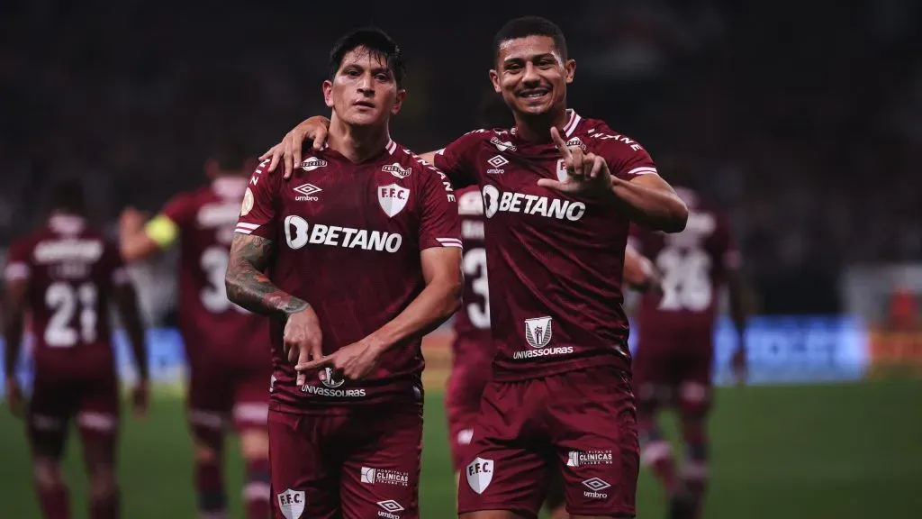 Jogadores do Tricolor das Laranjeiras celebram tento feito diante do Corinthians. Foto: Ettore Chiereguini/AGIF.