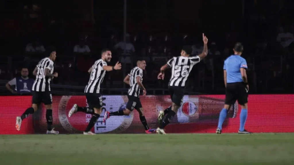 Atletas do Glorioso celebram tento feito diante do Tricolor Paulista. Foto: Ettore Chiereguini/AGIF.