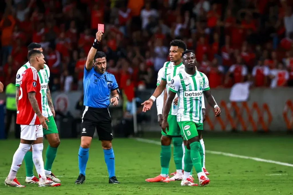 RS – PORTO ALEGRE – 10/04/2025 – COPA LIBERTADORES 2025, INTERNACIONAL X ATLETICO NACIONAL – Marino Hinestroza jogador do Atletico Nacional recebe cartao vermelho do arbitro durante partida contra o Internacional no estadio Beira-Rio pelo campeonato Copa Libertadores 2025. Foto: Maxi Franzoi/AGIF