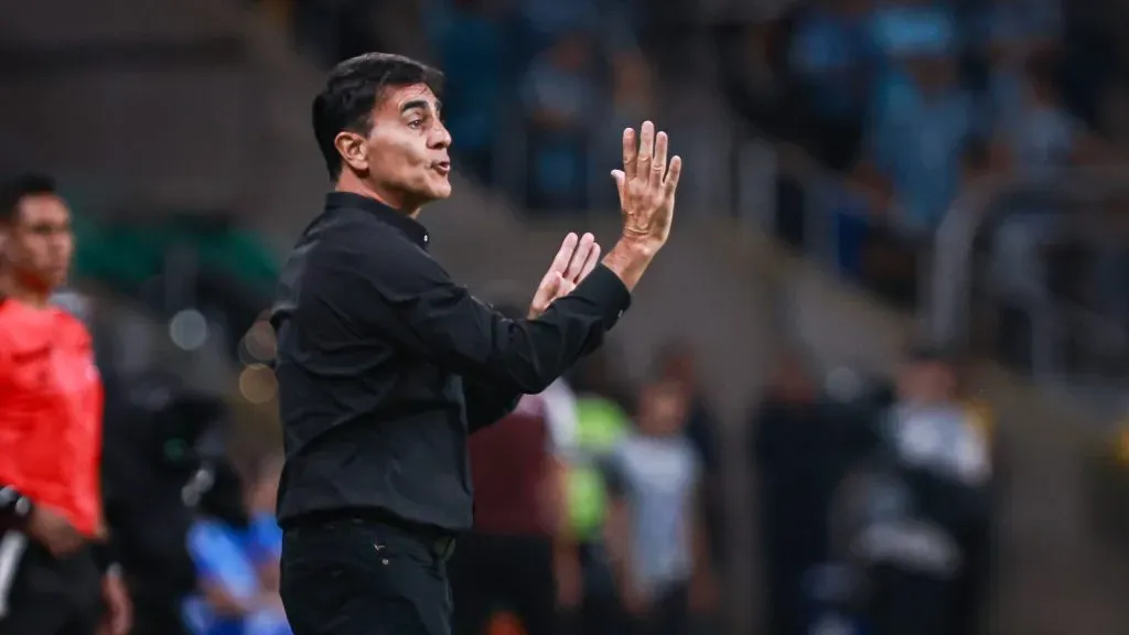 Gustavo Quinteros orienta os jogadores do Imortal. Foto: Maxi Franzoi/AGIF.