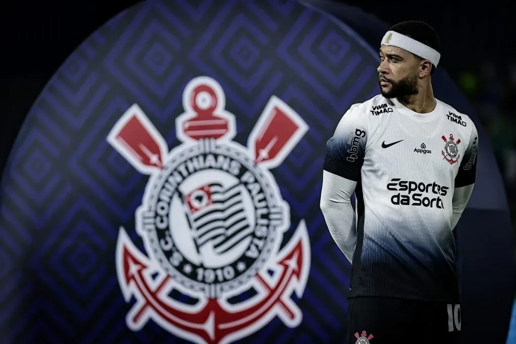 SP – BARUERI – 12/04/2025 – BRASILEIRO A 2025, PALMEIRAS X CORINTHIANS – Memphis Depay jogador do Palmeiras durante execucao do hino nacional antes da partida contra o Corinthians no estadio Arena Barueri pelo campeonato Brasileiro A 2025. Foto: Fabio Giannelli/AGIF