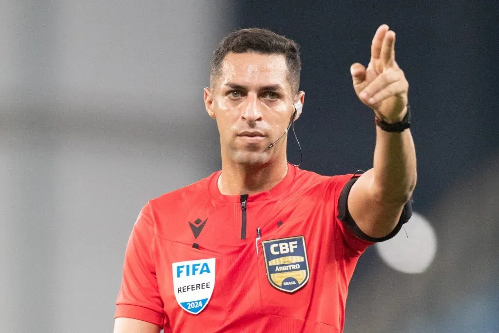 MT – CUIABA – 31/08/2024 – BRASILEIRO A 2024, CUIABA X CRICIUMA – O arbitro Rodrigo Jose Pereira de Lima durante partida entre Cuiaba e Criciuma no estadio Arena Pantanal pelo campeonato Brasileiro A 2024. Foto: Gil Gomes/AGIF