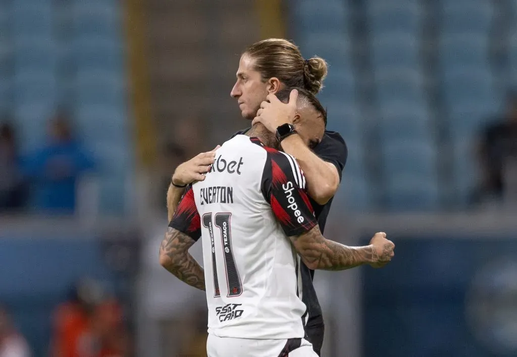 RS – PORTO ALEGRE – 13/04/2025 – BRASILEIRO A 2025, GREMIO X FLAMENGO – Felipe Luis tecnico do Flamengo e Everton Cebolinha comemoram vitoria ao final da partida contra o Gremio no estadio Arena do Gremio pelo campeonato Brasileiro A 2025. Foto: Liamara Polli/AGIF