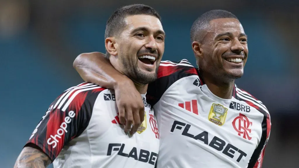 Jogadores do Flamengo comemorando durante partida contra o Grêmio – Foto: Liamara Polli/AGIF