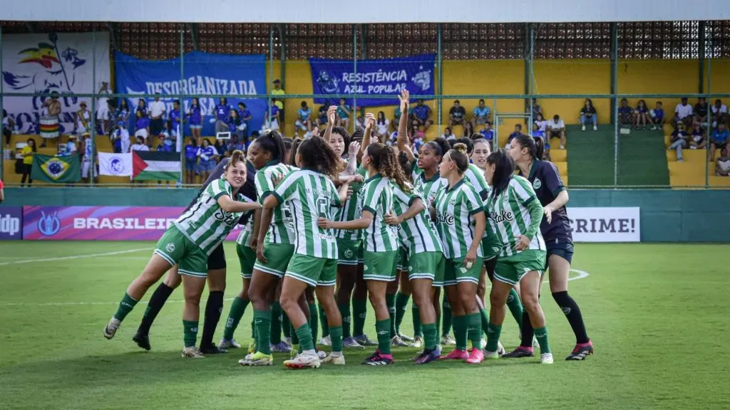 Elenco de futebol feminino do Juventude em partida contra o Cruzeiro pelo Brasileiro