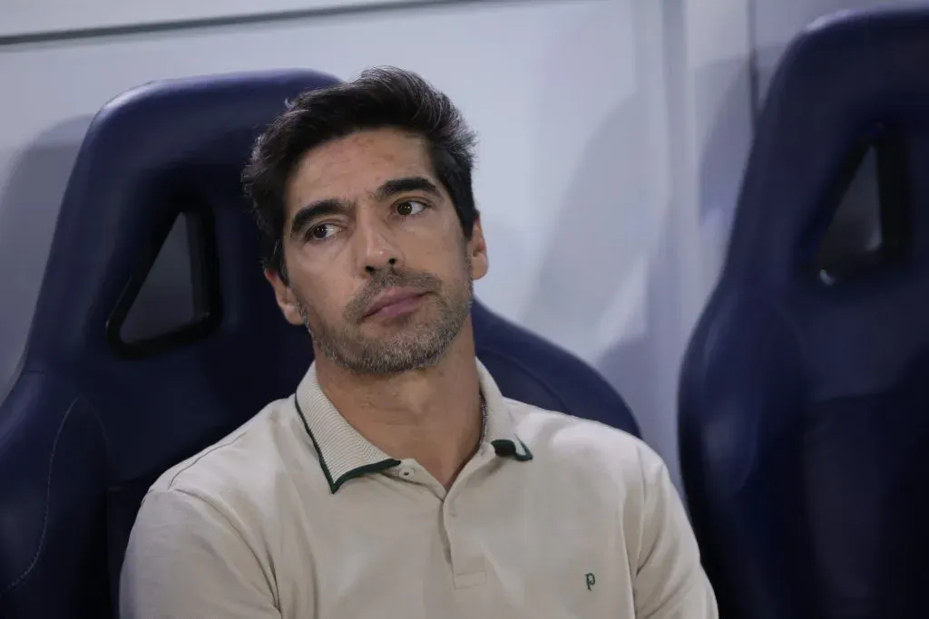 SP – BARUERI – 12/04/2025 – BRASILEIRO A 2025, PALMEIRAS X CORINTHIANS – Abel Ferreira tecnico do Palmeiras durante partida contra o Corinthians no estadio Arena Barueri pelo campeonato Brasileiro A 2025. Foto: Ettore Chiereguini/AGIF