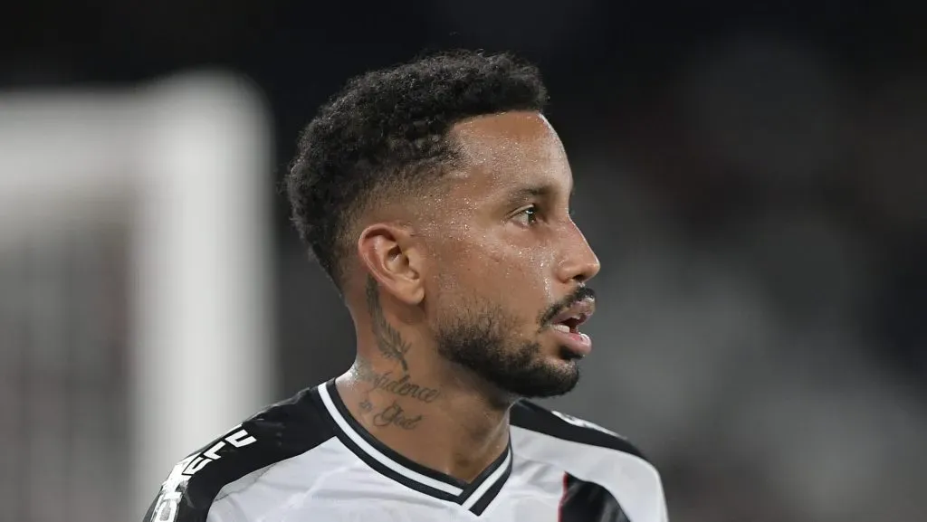 Jair, volante. Foto: Thiago Ribeiro/AGIF