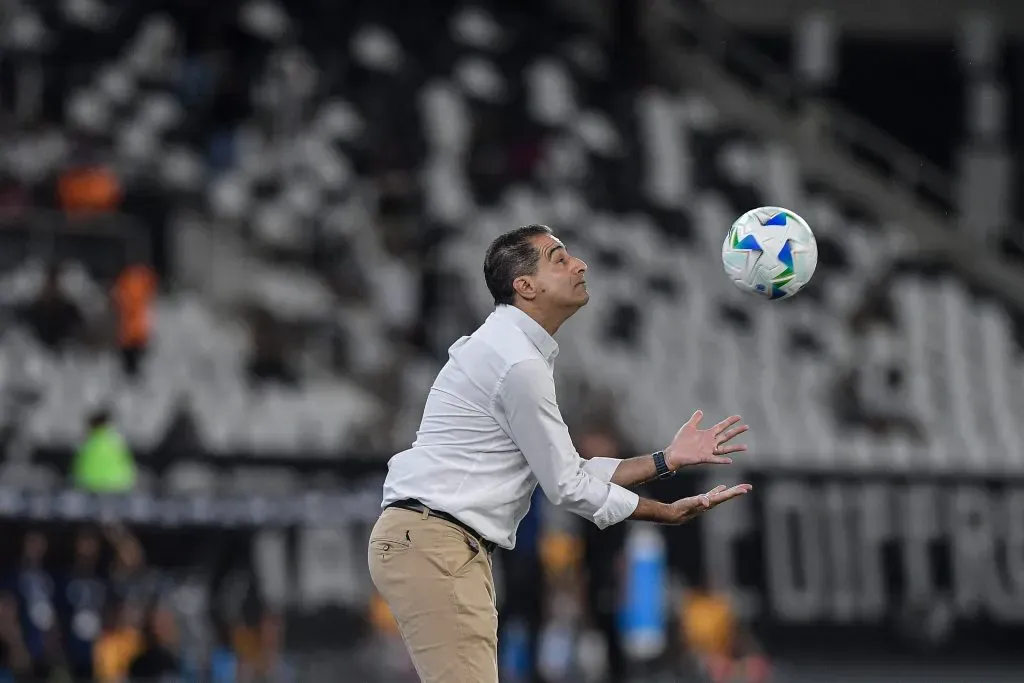 Renato Paiva vem tendo seu trabalho questionado no Botafogo – Foto: Thiago Ribeiro/AGIF