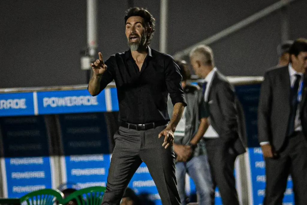 Eduardo Domínguez não deve ser treinador do Santos - Foto: Isabela Azine/AGIF.