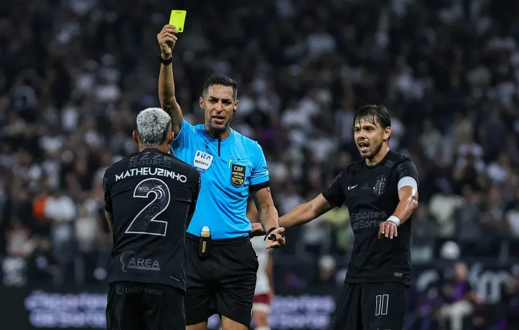 SP – SAO PAULO – 16/04/2025 – BRASILEIRO A 2025, CORINTHIANS X FLUMINENSE – Matheuzinho jogador do Corinthians recebe cartao amarelo do arbitro durante partida contra o Fluminense no estadio Arena Corinthians pelo campeonato Brasileiro A 2025. Foto: Fabio Giannelli/AGIF