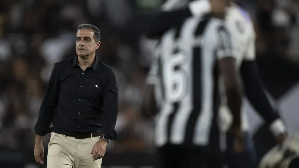 Paiva no comando do Botafogo. Foto: Jorge Rodrigues/AGIF