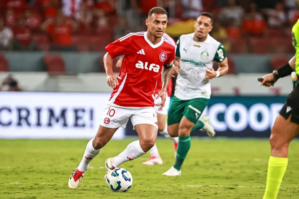 RS – PORTO ALEGRE – 16/04/2025 – BRASILEIRO A 2025, INTERNACIONAL X PALMEIRAS – Alan Patrick jogador do Internacional durante partida contra o Palmeiras no estadio Beira-Rio pelo campeonato Brasileiro A 2025. Foto: Maxi Franzoi/AGIF