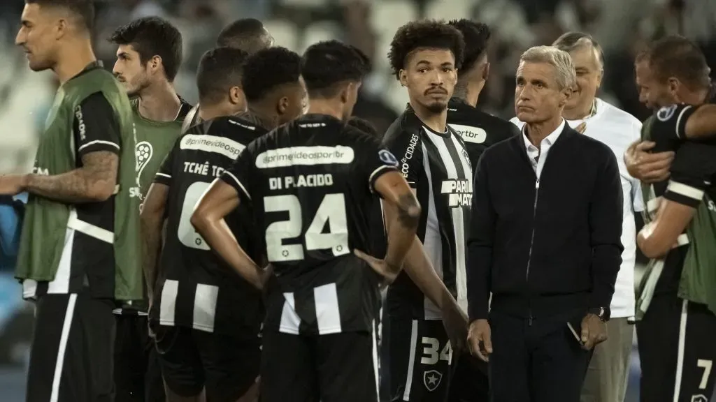 Luís Castro técnico do Botafogo após a partida contra o Magallanes no estádio Engenhão pelo campeonato Copa Sul-Americana 2023. Foto: Jorge Rodrigues/AGIF