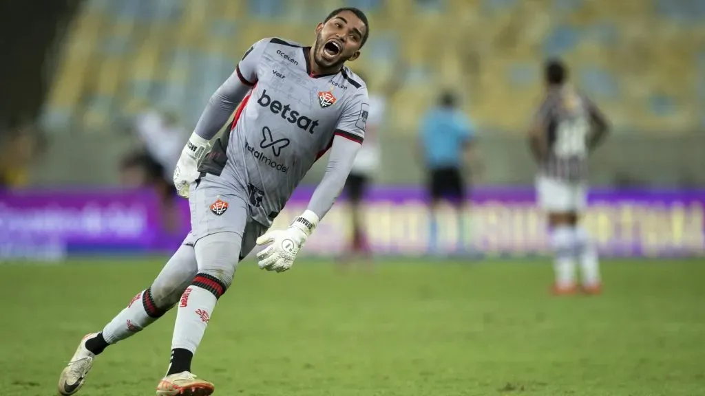 Lucas Arcanjo goleiro do Vitoria comemora gol durante partida contra o Fluminense no estádio Maracanã pelo campeonato Brasileiro A 2024. Foto: Jorge Rodrigues/AGIF