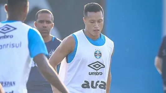 Marlon deve ser titular na lateral esquerda na vaga de Lucas Esteves – Foto: LUCAS UEBEL/GFPA