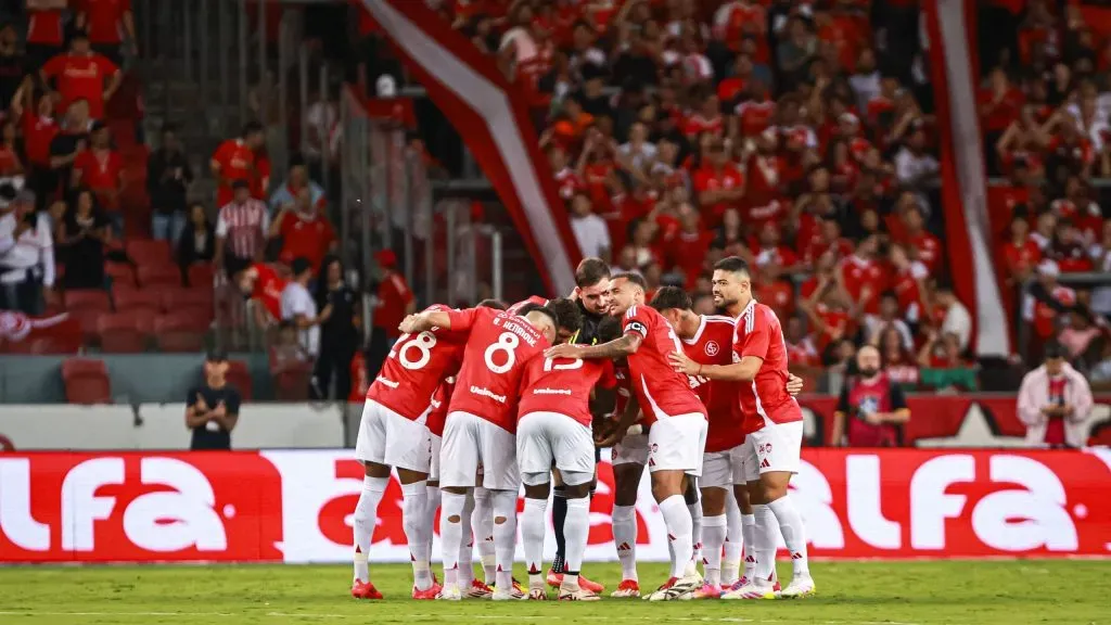 Jogadores do Internacional antes da partida contra Palmeiras, pelo Campeonato Brasileiro. Foto: Maxi Franzoi/AGIF.