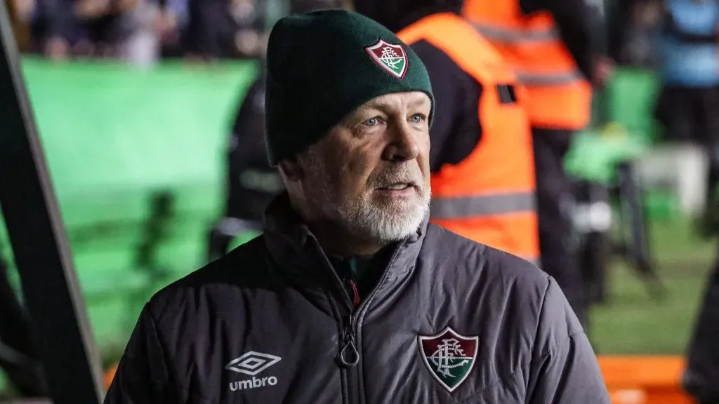 Mano Menezes durante partida. Foto: Leonardo Hübbe/AGIF