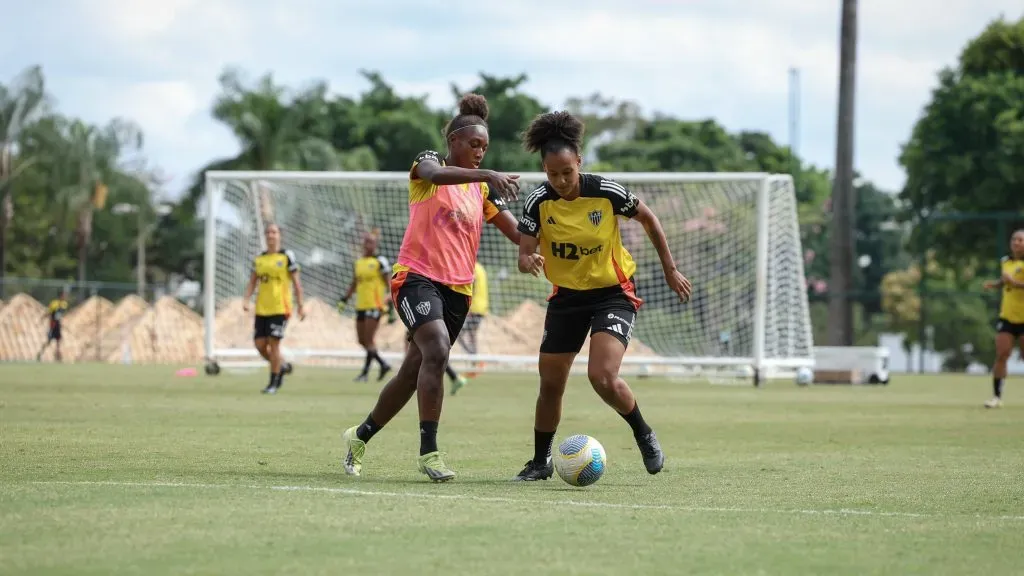 Grupo de jogadoras do Atlético Mineiro em treinamento