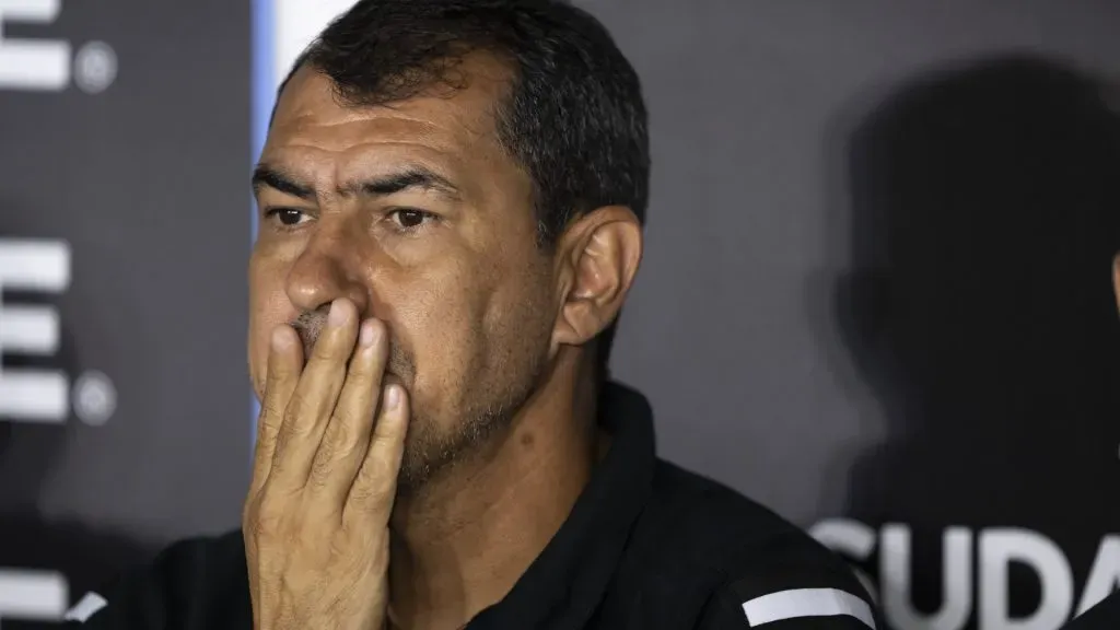 Fábio Carille chega pressionado no Vasco para enfrentar o Flamengo – Foto: Jorge Rodrigues/AGIF