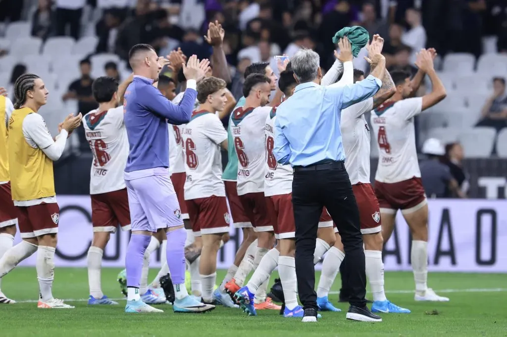 SP – SAO PAULO – 16/04/2025 – BRASILEIRO A 2025, CORINTHIANS X FLUMINENSE – Jogadores do Fluminense comemoram vitoria ao final da partida contra o Corinthians no estadio Arena Corinthians pelo campeonato Brasileiro A 2025. Foto: Marcello Zambrana/AGIF