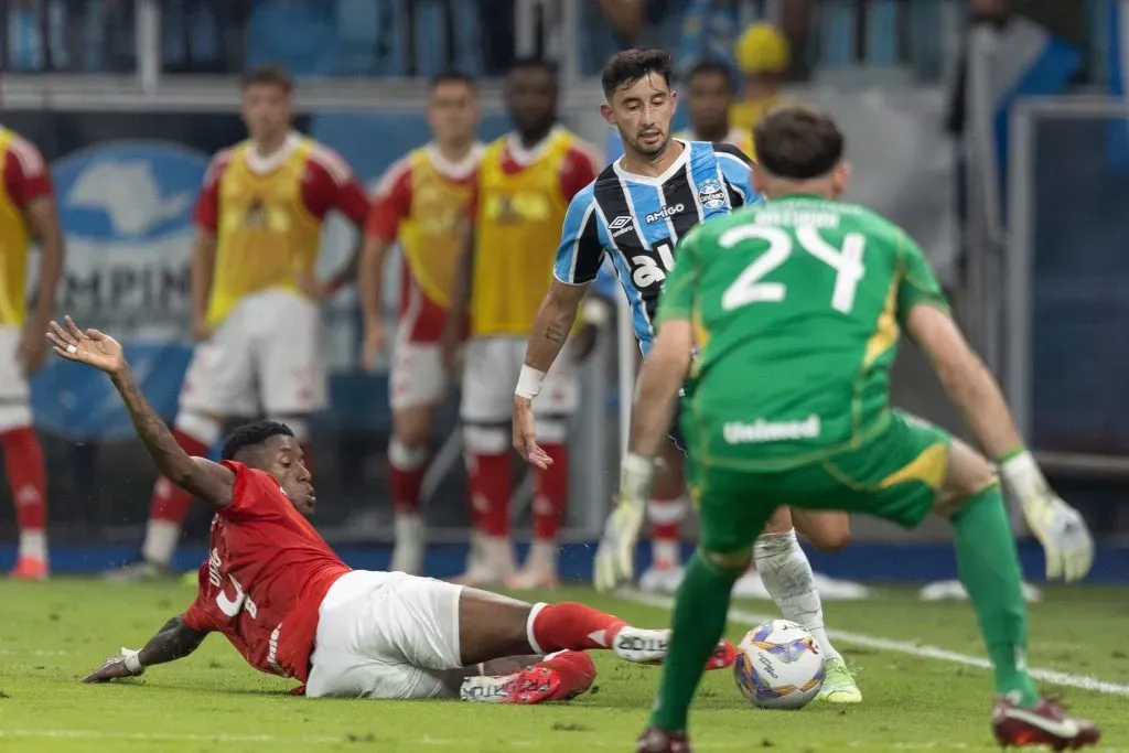 Villasanti jogador do Grêmio disputa lance com Vitão jogador do Internacional – Foto: Liamara Polli/AGIF