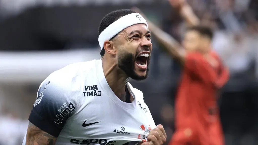 Memphis Depay teve boa atuação na vitória sobre o Sport. Foto: Marcello Zambrana/AGIF