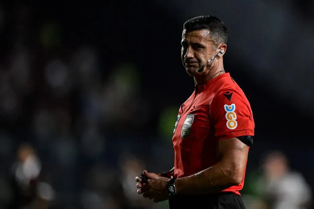 RJ – RIO DE JANEIRO – 07/10/2023 – BRASILEIRO A 2023, VASCO X SAO PAULO – O arbitro Braulio da Silva Machado durante partida entre Vasco e Sao Paulo no estadio Sao Januario pelo campeonato Brasileiro A 2023. Foto: Thiago Ribeiro/AGIF
