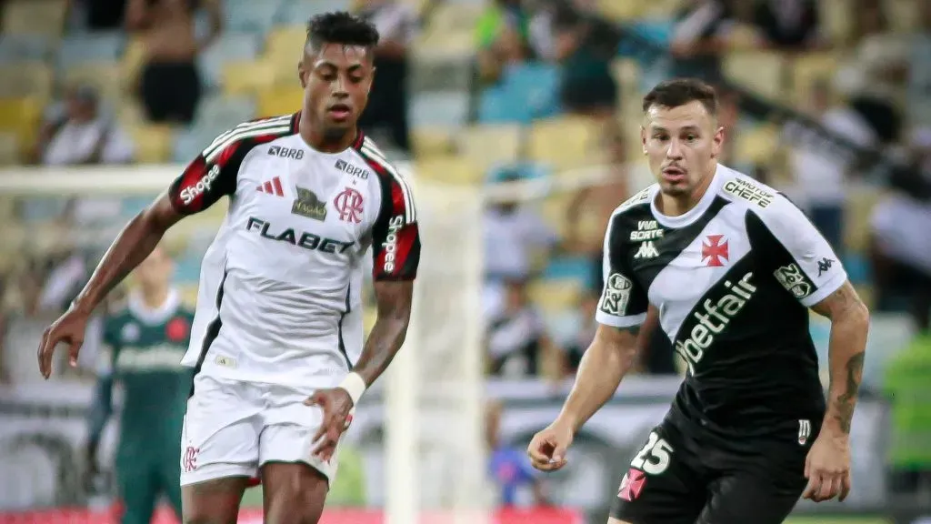Hugo Moura disputa jogada com Bruno Henrique. Foto: Matheus Lima/Vasco.