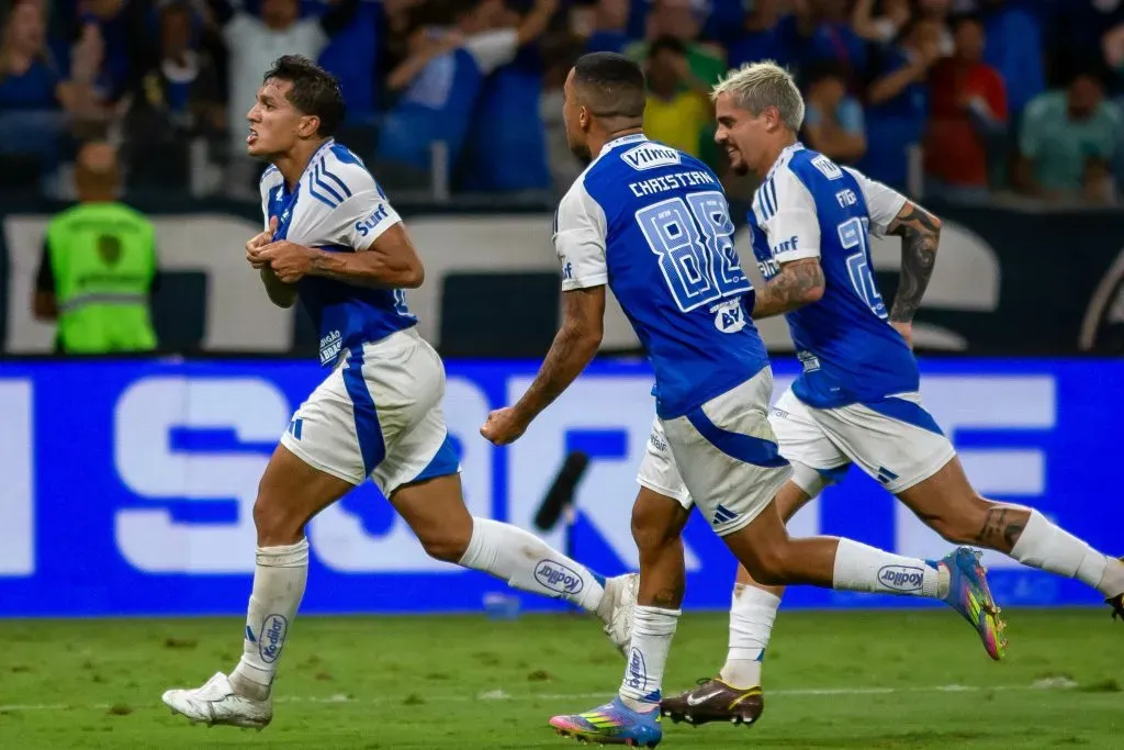 Lucas Romero jogador do Cruzeiro comemora seu gol – Foto: Fernando Moreno/AGIF