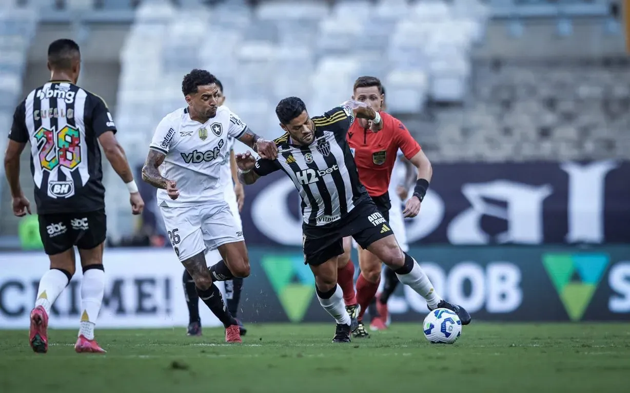 Hulk, atacante do Atlético Mineiro disputa lance com o rival do Botafogo em partida difícil no Mineirão pelo Campeonato Brasileiro. Fotos: Pedro Souza/Galo