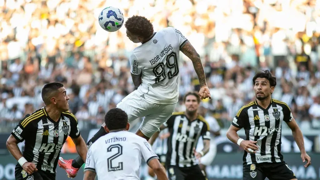 Igor Jesus jogador do Botafogo durante partida contra o Atlético-MG no estádio Mineirão pelo campeonato Brasileiro A 2025. Foto: Fernando Moreno/AGIF