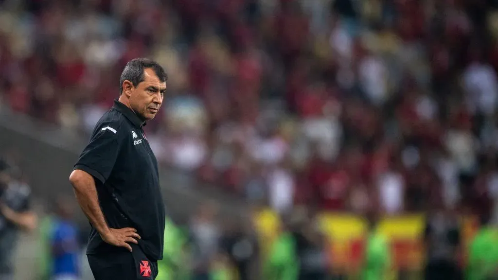 Fábio Carille, comandante do Cruz-Maltino, na beira do campo. Foto: Thiago Ribeiro/AGIF.