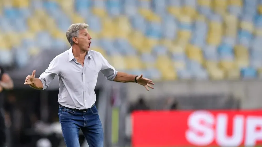 Renato Gaúcho, na beira do campo, orienta os jogadores do Tricolor. Foto: Thiago Ribeiro/AGIF.