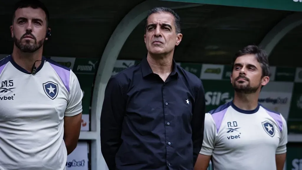 Renato Paiva técnico do Botafogo durante partida contra o Palmeiras no estádio Arena Allianz Parque pelo campeonato Brasileiro A 2025. Foto: Fabio Giannelli/AGIF