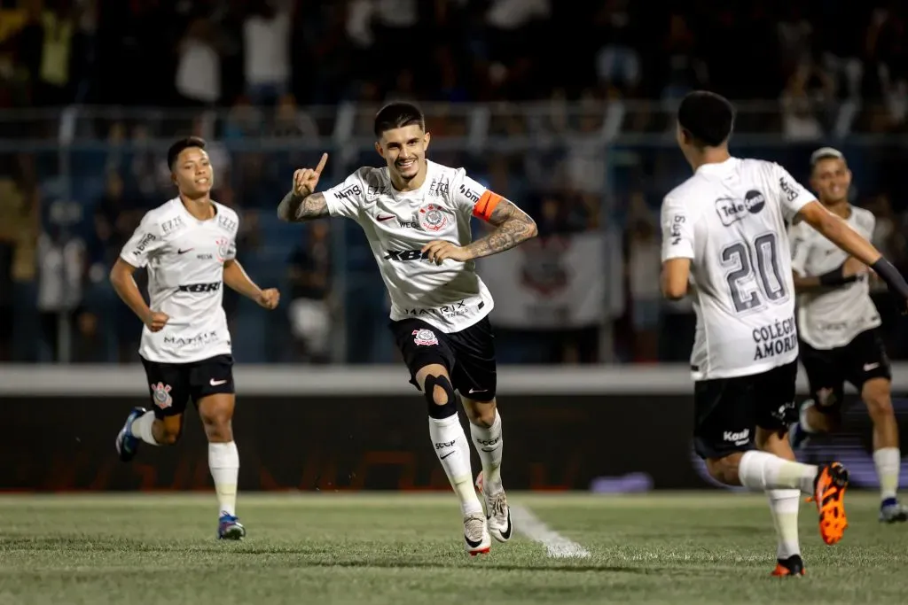 Leo Mana, lateral do Corinthians comemora seu gol durante partida contra o America-MG no estadio Abreuzao pelo campeonato Copa Sao Paulo 2024. Foto: Leonardo Lima/AGIF