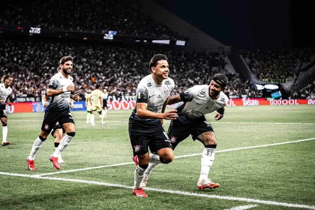 SP – SAO PAULO – 02/03/2025 – PAULISTA 2025, CORINTHIANS X MIRASSOL – Angel Romero jogador do Corinthians comemora seu gol com Memphis Depay jogador da sua equipe durante partida contra o Mirassol no estadio Arena Corinthians pelo campeonato Paulista 2025. Foto: Leonardo Lima/AGIF
