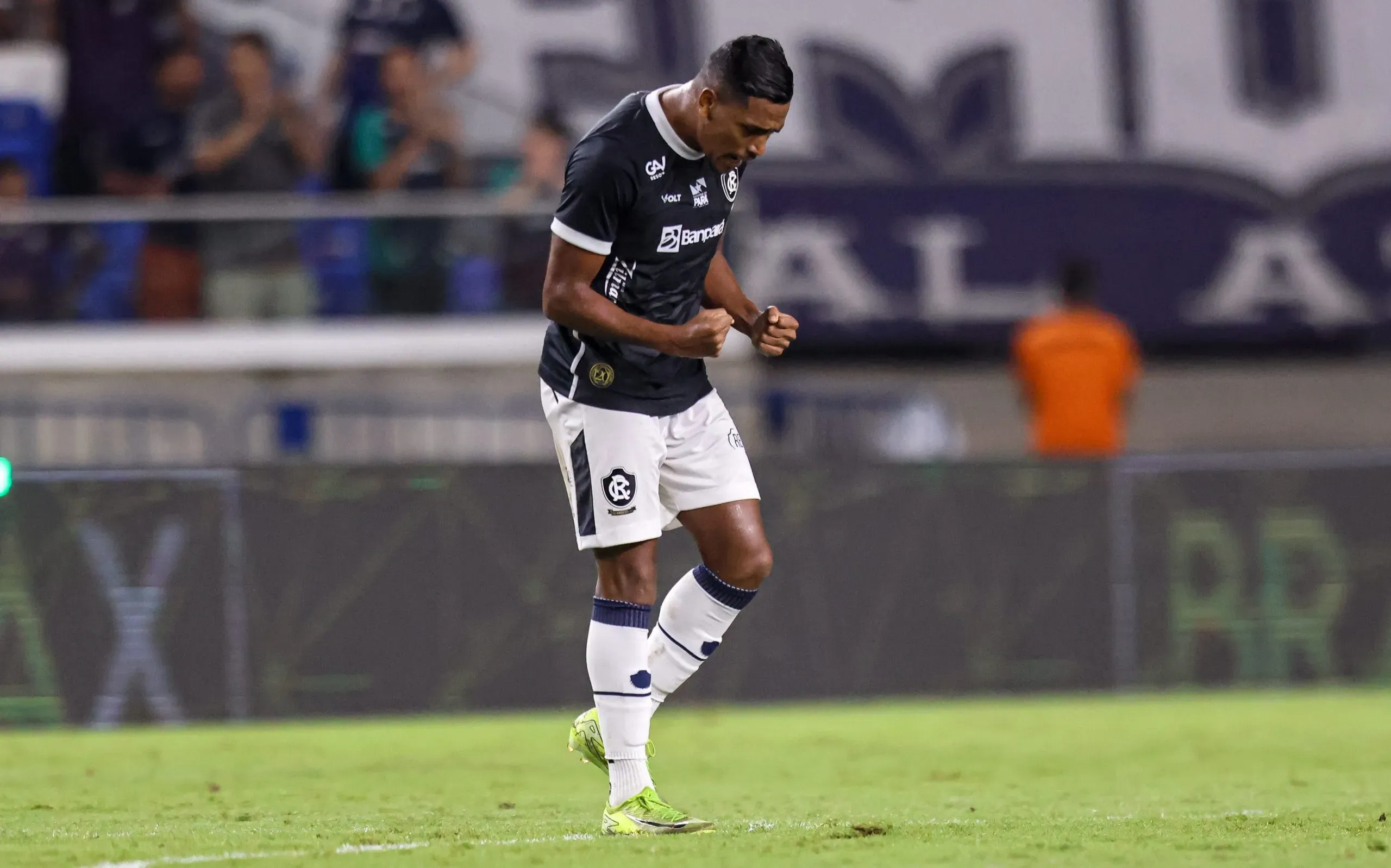Pedro Rocha, do Remo comemora seu gol durante partida contra o Coritiba no estadio Mangueirao pelo campeonato Brasileiro B 2025. Foto: Fernando Torres/AGIF