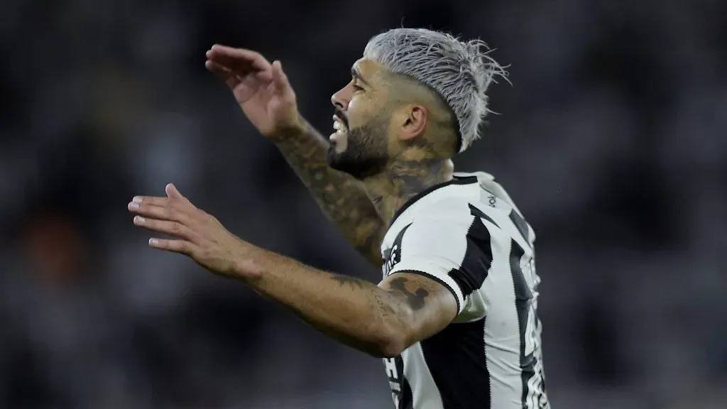 Alexander Barboza em ação nas quatro linhas com a camisa do Glorioso. Foto: Alexandre Loureiro/AGIF.