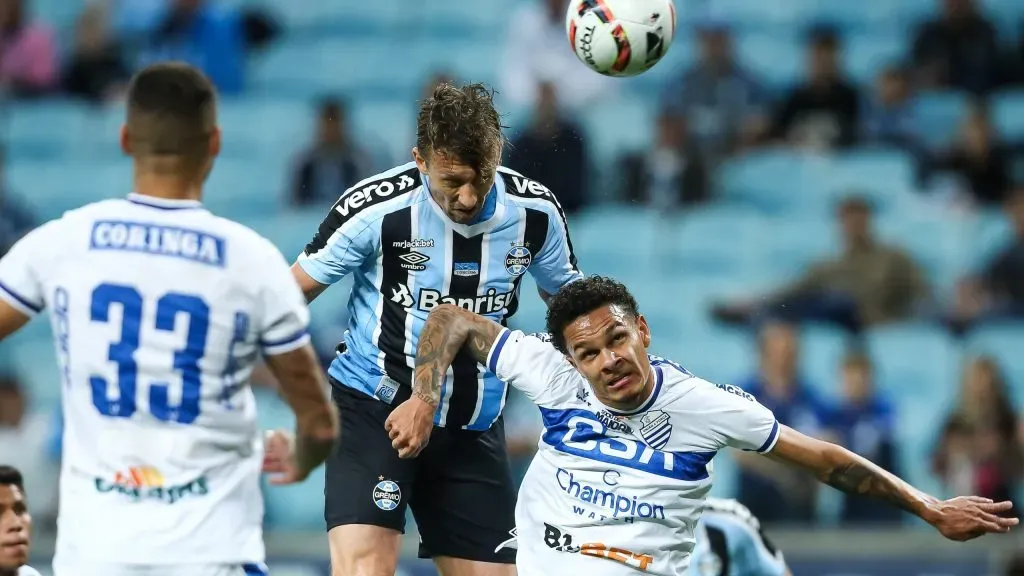 Lucas Leiva, ex-jogador do Grêmio, disputa lance com jogador do CSA, pela Série B do Brasileirão de 2022. Foto: Pedro H. Tesch/AGIF.