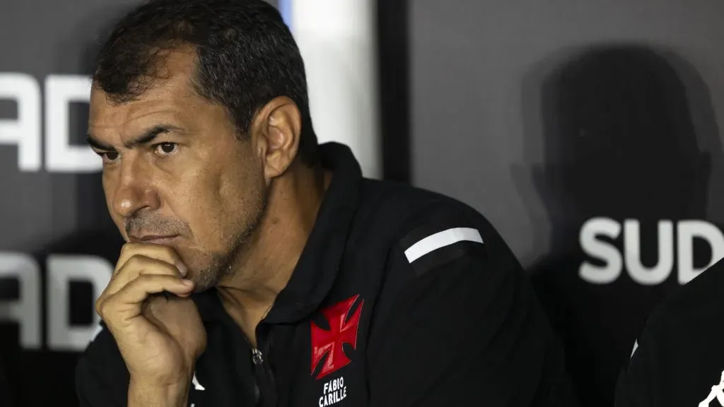 Carille irá enfrentar dura maratona de jogos longe do Rio de Janeiro pelo Vasco – Foto: Jorge Rodrigues/AGIF