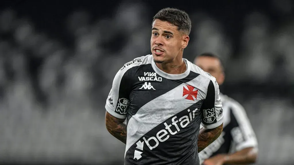 Lucas Freitas em ação nas quatro linhas com a camisa do Gigante da Colina. Foto: Thiago Ribeiro/AGIF.