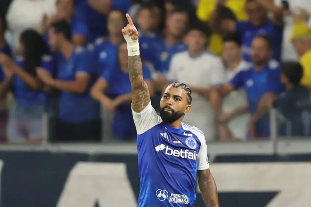 Gabriel Barbosa (Gabigol) jogador do Cruzeiro comemora seu gol durante partida contra o Mirassol no estádio Mineirão pelo campeonato Brasileiro A 2025. Foto: Gilson Lobo/AGIF