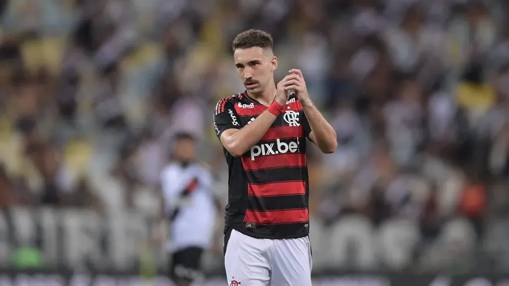 Léo Ortiz em ação com o manto do Rubro-Negro. Foto: Thiago Ribeiro/AGIF.