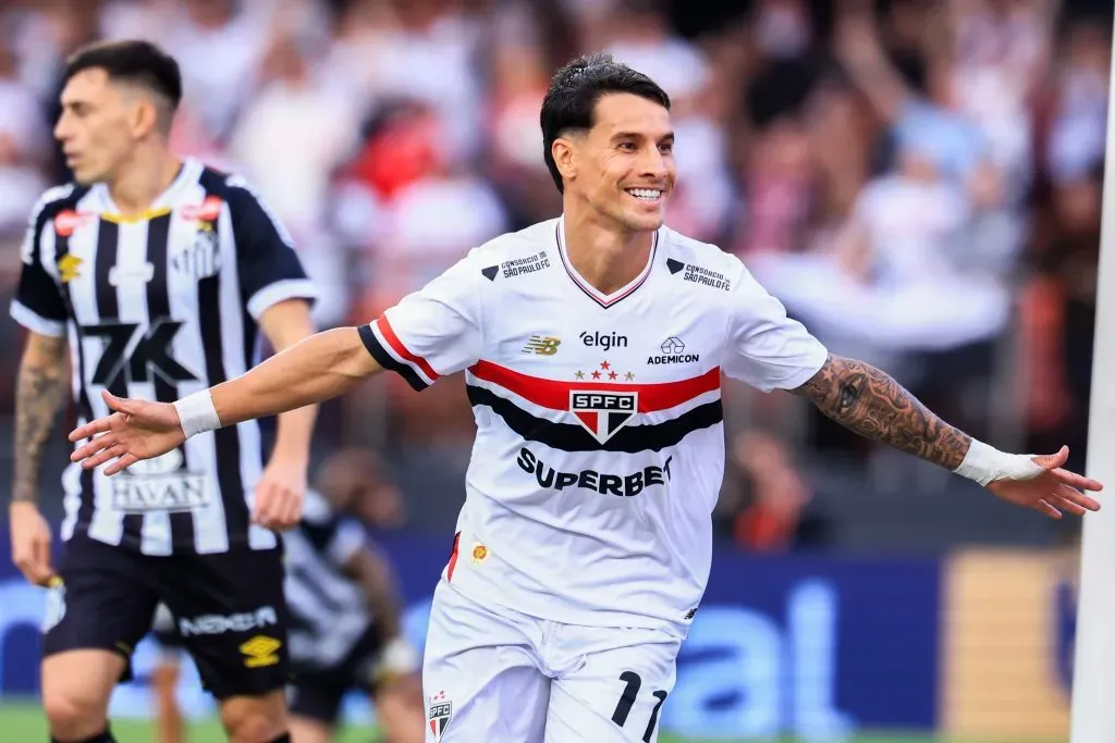 Ferreira comemora seu gol contra o Santos, na última rodada do Brasileirão Betano. Foto: Marcello Zambrana/AGIF