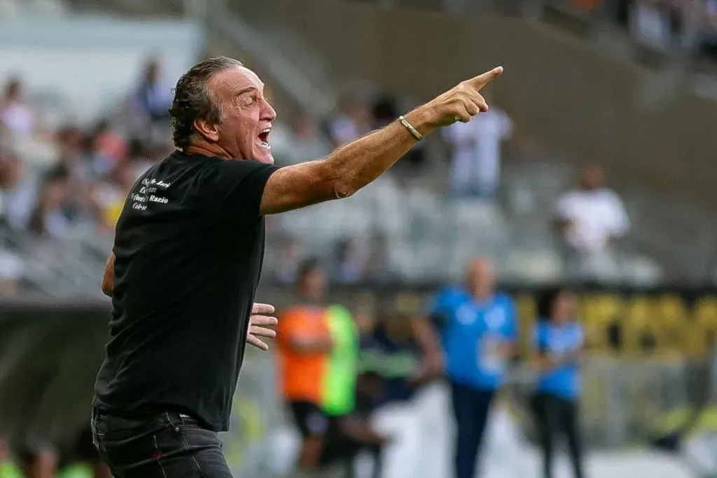 MG – BELO HORIZONTE – 20/04/2025 – BRASILEIRO A 2025, ATLETICO-MG X BOTAFOGO – Cuca tecnico do Atletico-MG durante partida contra o Botafogo no estadio Mineirao pelo campeonato Brasileiro A 2025. Foto: Fernando Moreno/AGIF